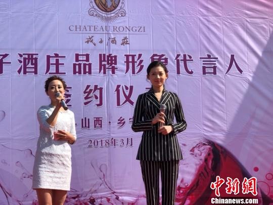 曾在热播青春剧《你好，旧时光》中饰演余周周妈妈的马藜凭借其独特的文艺气质，以及在面对生活中种种困难时展现出的微笑与温暖，因此也被观众们称为“最美妈妈”。　屈丽霞 摄