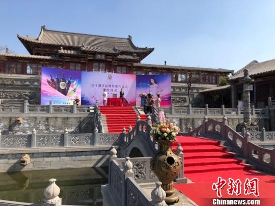 累计总投资10亿余元人民币的戎子酒庄是集优质酿酒葡萄种植、中国酒庄酒葡萄酒生产、中华民族葡萄酒文化传播、农业生态观光旅游为一体的现代化综合型国际生态文化园区。　屈丽霞 摄