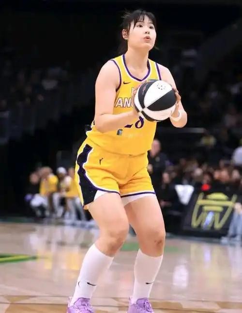 李月汝自曝目前仍单身！2米01女篮感情曝光，坦言“有男友也不公开”