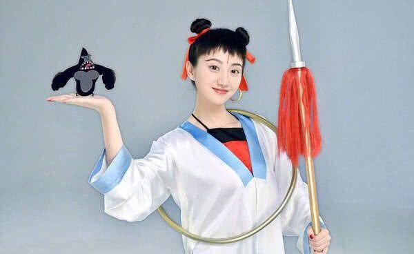 景甜COS红孩儿，肤白貌美红肚兜，网友：铁扇公主出轨实锤了