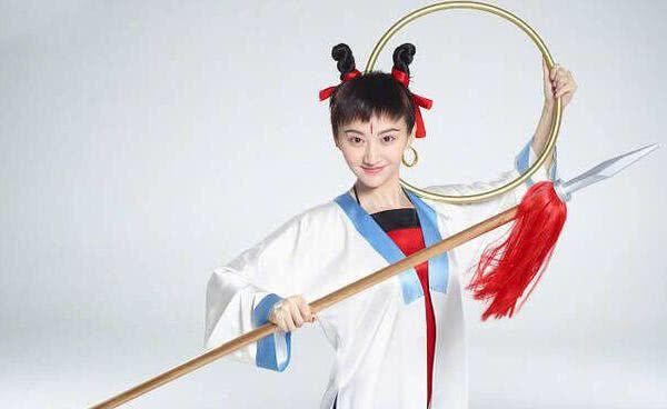 景甜COS红孩儿，肤白貌美红肚兜，网友：铁扇公主出轨实锤了