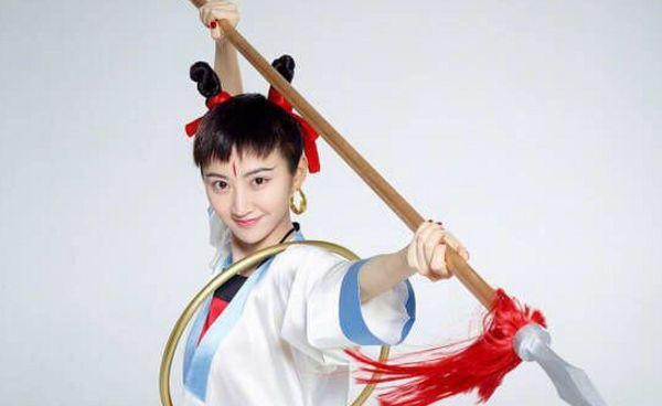 景甜COS红孩儿，肤白貌美红肚兜，网友：铁扇公主出轨实锤了