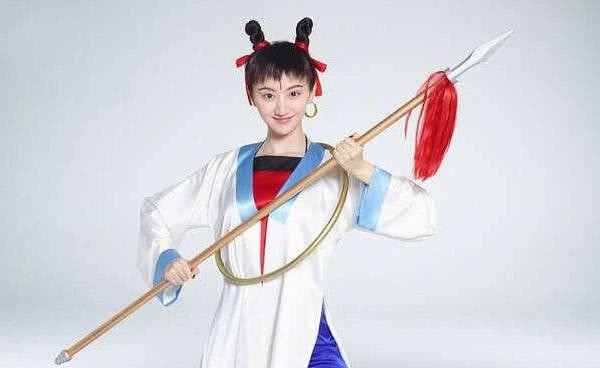 景甜COS红孩儿，肤白貌美红肚兜，网友：铁扇公主出轨实锤了