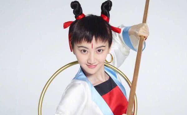 景甜COS红孩儿，肤白貌美红肚兜，网友：铁扇公主出轨实锤了