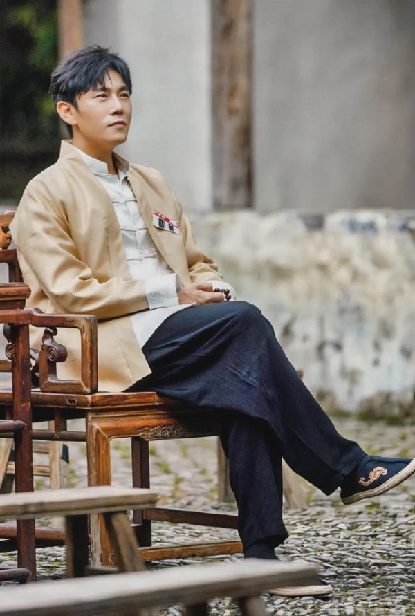 他是章子怡、梅婷、袁泉、刘烨的同班同学，是伊能静第二任老公