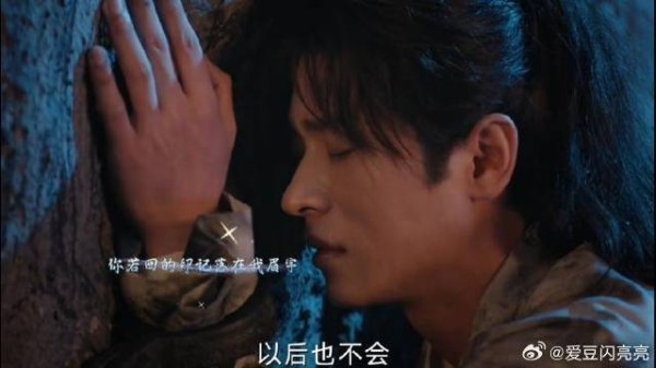 想到要忘掉所有与她的回忆，男人的心痛老婆都感受到了