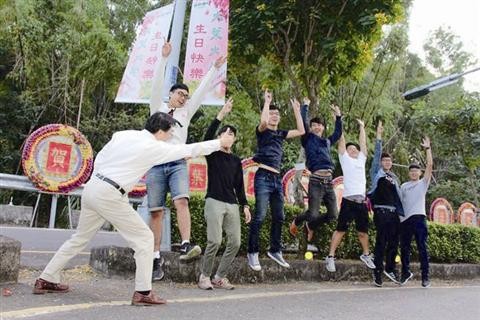 “损友”放32个花圈在校门口说是帮好兄弟庆生
