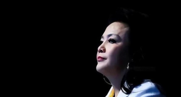 你发现了吗？和张兰一起看演唱会的这位男性友人不简单，张兰直播时就坦言他们认识二三十年，网友想看却被张兰拒绝透露身份