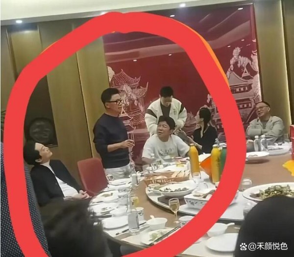 黄渤在普通餐馆招待十余位明星，王宝强、章子怡均到场，十分亲民
