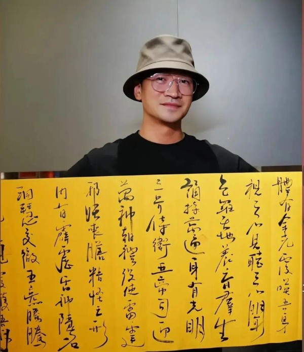 何晟铭教科书式公关：如何化解恋情风波