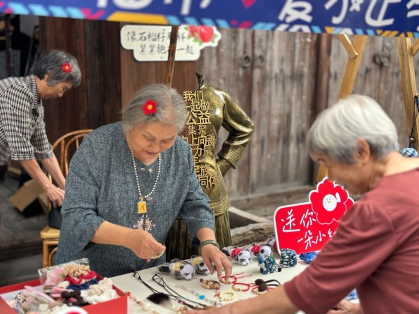 一群人在桌子前切蛋糕AI 生成的内容可能不正确。