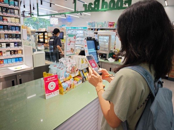 图片包含 人, 室内, 食物, 女人AI 生成的内容可能不正确。