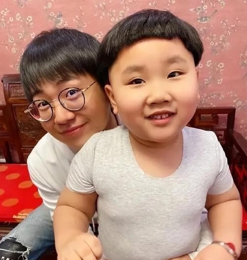 高冷饼干6rm：在一档热门综艺节目上，一个惊人的绯闻悄然引爆了，将人们的目光吸引过去。绯闻的主角是著名相声演员郭德纲和他的儿子郭麒麟之间的关系。据说他们之间并不和睦，甚至有了矛盾。这一消息在网络上迅速蔓延，引发了广泛的热议和讨论。

有些网友对此事表示质疑，认为郭家父子之间的矛盾不是空穴来风，而是有实质的问题存在。他们指出了在综艺节目上的一些尴尬场景，以及郭麒麟在家中缺乏被父亲关心的细节。这些言论...