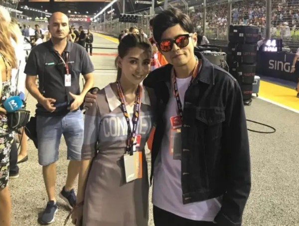 子渊影院：周杰伦倒贴霉霉引发群嘲，数次被传离婚，周董江郎才尽变小丑？#周杰伦霉霉演唱会#
周杰伦，这位华语流行音乐的巨星，最近却频频成为舆论焦点的中心。他常年与妻儿在国外旅居，但最近的一系列事件却令人对他的形象产生了怀疑。
从2月17日开始，周杰伦带着妻子昆凌现身了美国流行女歌手霉霉（Taylor Swift）的澳大利亚演唱会，原本被周杰伦和霉霉的粉丝，期待为一场“双厨狂喜”的梦幻联动。
然而，周...
