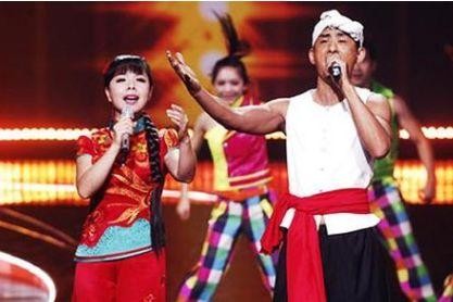 她是超女出身，12年时间从大妈变成少女，如今嫁给阿宝成此般
