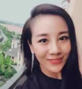 她是超女出身，12年时间从大妈变成少女，如今嫁给阿宝成此般