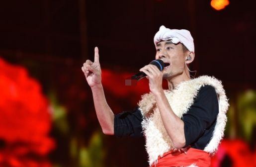 她是超女出身，12年时间从大妈变成少女，如今嫁给阿宝成此般