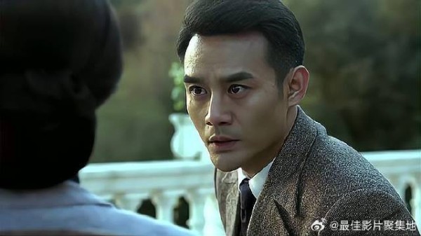 大姐知道明台还活着，为了不让奸细发现，明诚和大姐演戏