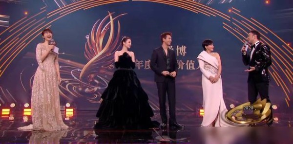 “归国四子”关系微妙？张艺兴上台表演，其他三位默契离场