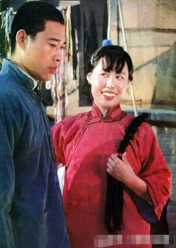 娱乐圈又一明星放弃中国国籍和军人身份，如今仍活跃在国内捞金