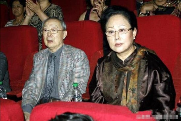 娱乐圈又一明星放弃中国国籍和军人身份，如今仍活跃在国内捞金