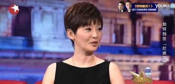 连续主持央视7年,跟冯小刚同居过,富豪老公赶走变路人