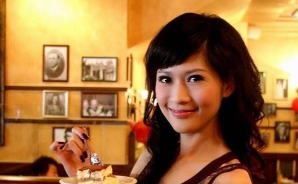 连续主持央视7年,跟冯小刚同居过,富豪老公赶走变路人