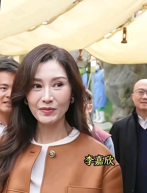 李嘉欣与李嘉明冻龄美貌，姐妹情深引发热议，背后不为人知的故事