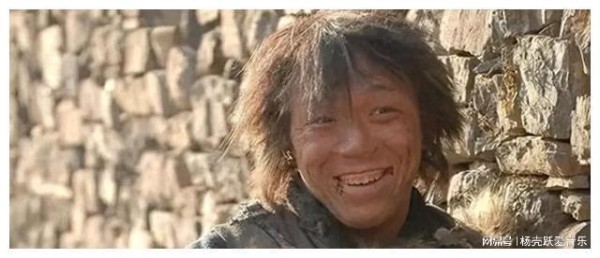 突破审美框架：大嘴、驴脸、平胸明星的魅力与影响力