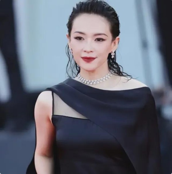 章子怡威尼斯大放异彩，却遇“咸猪手”事件，国际巨星也有无奈时