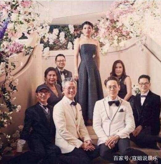 与泰国公主合影必须下跪，明星大腕也不例外，却发现范冰冰的合影