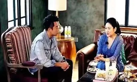 喜咚咚：郑恺停用丈母娘家附属卡，因小姨子刚毕业刷8万6买奢侈品。

8万6对普通人来说确实很多了，能买多少个包、多少双鞋。

但对于明星来说其实也不太少了，毕竟郑恺跟苗苗结婚之后，现在是三个孩子的爹了。养过孩子的都知道，现在养一个娃都得掏空家底，奶粉、尿不湿、早教班、兴趣班，哪一个不是烧钱的主？

更何况他们家是三个，读国际学校费用不少，再加上郑恺还得负责丈母娘一家的生活费，这一大家子的开销，全压...