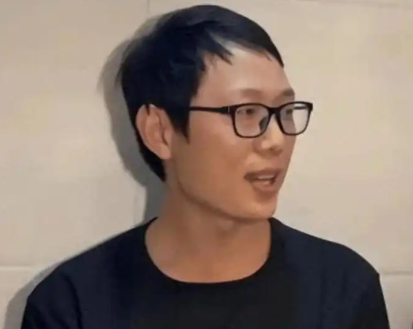 青涩荷叶LFOCF：5月15日，彭清林再次登上了热搜。这一次，不是因为他之前那场令人敬佩的壮举，而是因为又做了一件暖人心的事情。那么，他到底做了什么？让我们一起来了解这位“网红外卖员”的新故事。
相信不少人还记得2023年6月13日那件轰动全网的事件。当天，彭清林还是一名普通的外卖小哥，但那一天，他成为了大家心目中的英雄。
那天，他在送餐途中路过钱塘江，突然看到有人跳河轻生。面对突如其来的险情，彭...
