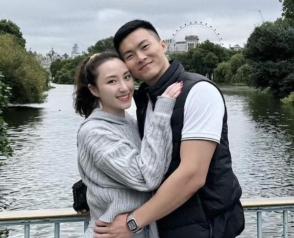 赌王女儿何超云疑似出轨？删光了未婚夫合照，半年前还相拥看演唱会