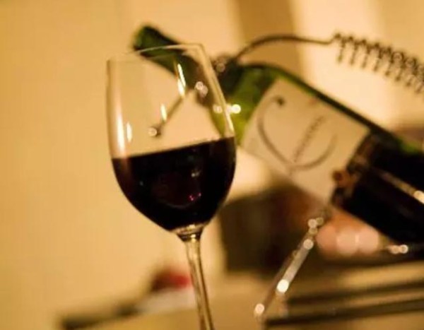 电视剧里，喝红酒都要摇晃酒杯，这其中的真正意义你了解吗？