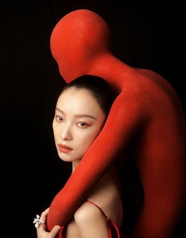 女星倪妮背着打工仔走红毯，打趣他叫小帅，我是小美！宋佳暖心给小帅戴墨镜