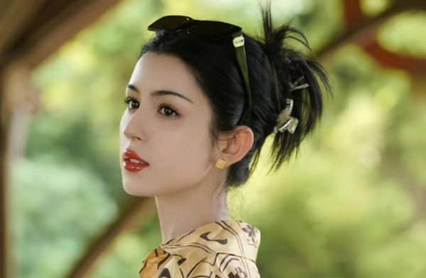 哈妮克孜恋情曝光，刘特身世显赫，情缘何处共长天？