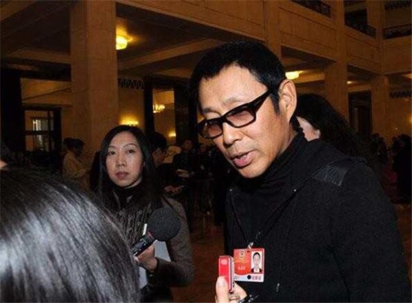 陈道明背后的女人，连成龙都要敬她三分，今63岁坐豪车生活美满！