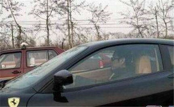 陈道明背后的女人，连成龙都要敬她三分，今63岁坐豪车生活美满！