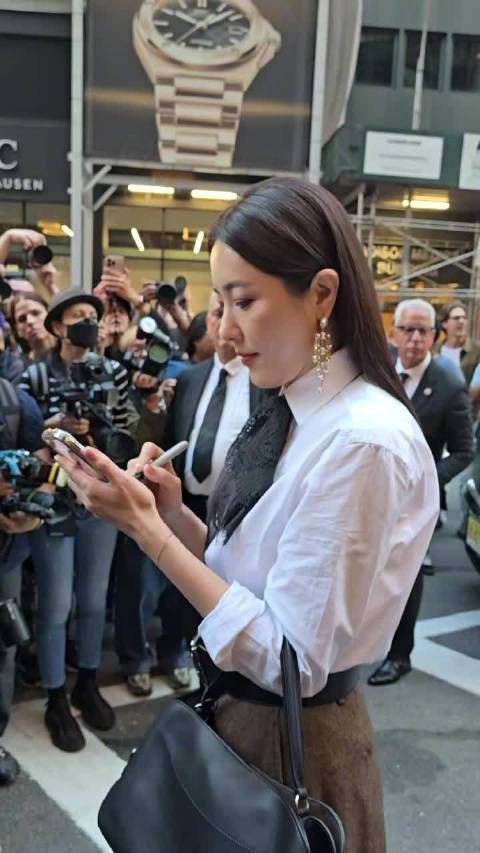 曾黎纽约看秀人气爆棚，获粉丝簇拥媒体争拍