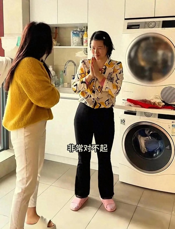 傻劲儿4：红姐“乌龙”事件引热议，小凤大度原谅，网友却不买账
2025年3月3日，一则关于红姐的“乌龙”事件在娱乐圈掀起了不小的波澜。红姐因自己的健忘症，误将未带回的牙膏和唇膏认为已遗失，并信誓旦旦地表示已带回且曾展示给他人，结果却在自己的家中找到了这两样物品。此事一出，立即引发了网友的热议。
据了解，红姐在发现物品“遗失”后，曾向所有人宣布这一消息，搞得大家纷纷帮忙寻找。小凤一家人更是为此忙得团...