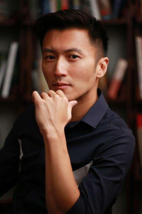 从小“万人迷”，被刘德华亲过，周润发抱过，后来长大成为巨星