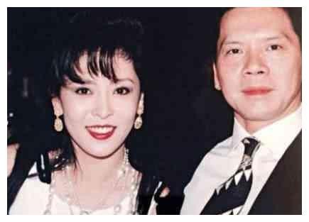 华人女明星地位强大，向华强和成龙都要礼让三分，论背景十分强悍
