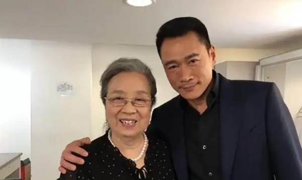 他是容嬷嬷养子，奋斗15年不温不火，他的妻子却红遍全国