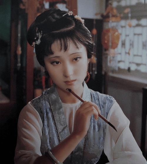 林黛玉的屋子像上等的书房，贾宝玉的屋子却像小姐的闺房，这样对比的目的是什么？