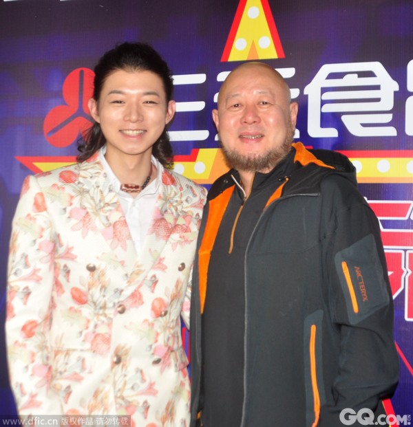 歌手火风，当年一首《大花轿》红遍大江南北，却在生死时刻与佛结缘。但是红尘中仍有牵挂，儿子霍尊就是其一。霍尊2012年参加选秀比赛出道，又在《中国好声音》中，大放光彩。演技唱功深得观众喜爱。