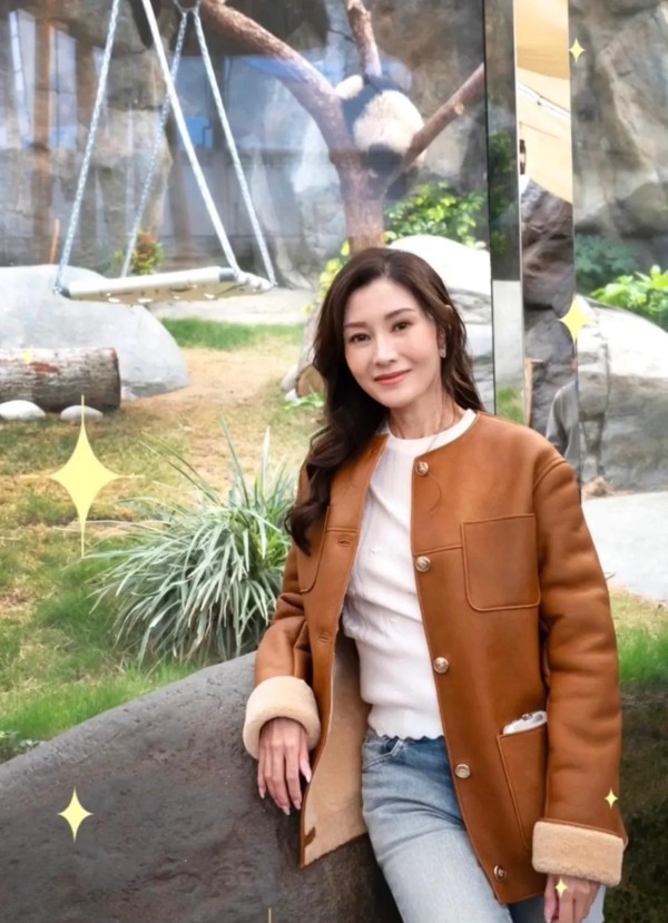 李嘉欣新年探访大熊猫，化身迷妹自拍不停，颜值身材都令人惊艳！