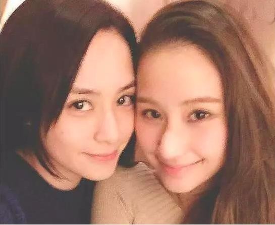 何超莲阿娇感情好，两人贴脸合影似姐妹，窦骁女友支持阿娇事业