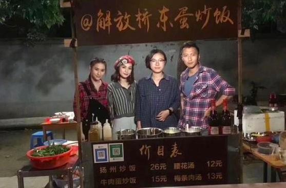 何超莲阿娇感情好，两人贴脸合影似姐妹，窦骁女友支持阿娇事业