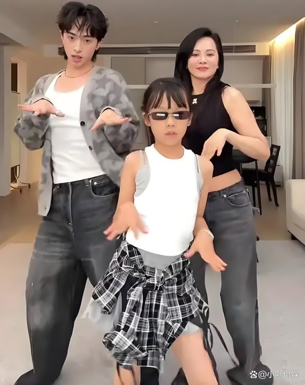 秦昊女儿米粒与恩利撞脸：同母异父却宛如‘克隆’，科学也解释不了神奇的基因